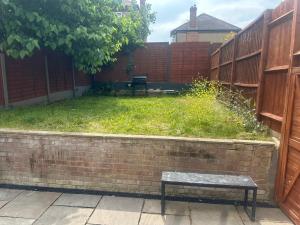 Southgate Home - Sleeps 14 - Parking - Central