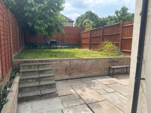 Southgate Home - Sleeps 14 - Parking - Central