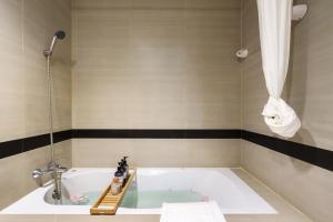 Jungle Dream King Bed Oasis with Balcony & High-Speed WiFi