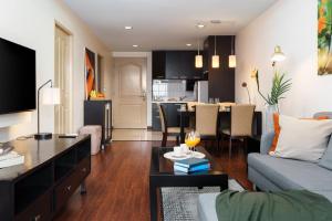 Jungle Dream King Bed Oasis with Balcony & High-Speed WiFi