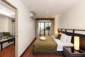 Jungle Dream King Bed Oasis with Balcony & High-Speed WiFi