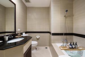 Jungle Dream King Bed Oasis with Balcony & High-Speed WiFi