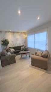 Appartements Beautiful beachfront apartment, 180d sea and cliff view : photos des chambres