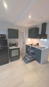 Appartements Beautiful beachfront apartment, 180d sea and cliff view : photos des chambres