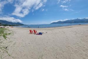 01 Lindo apartamento na praia com piscina