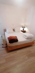Chambre parquet flottant chez l'habitant
