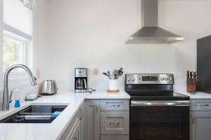 Cozy Nags Head Home Walkable to Beach with Hot Tub