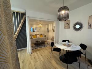 Cosy cottage by Alice Mer Sable Doré Parking