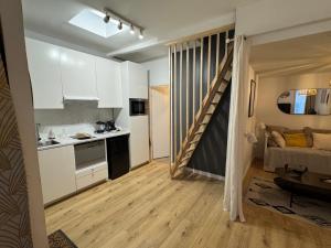 Cosy cottage by Alice Mer Sable Doré Parking