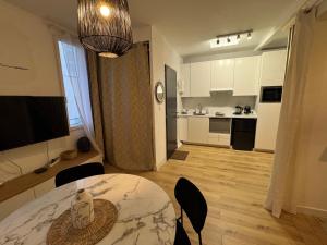 Cosy cottage by Alice Mer Sable Doré Parking