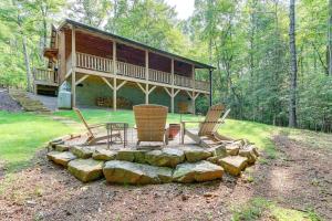 10 Mi to Main St Murphy: Cabin w/ Covered Deck!