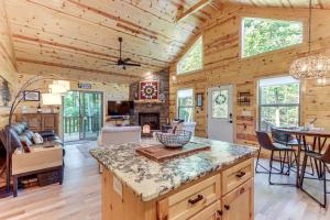 10 Mi to Main St Murphy Cabin with Covered Deck!