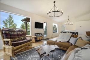 Cedarstone Lodge Luxe Mountain Retreat w Hot Tub