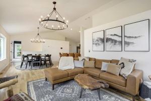 Cedarstone Lodge Luxe Mountain Retreat w Hot Tub