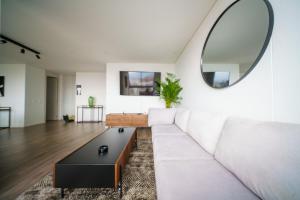 Luxury 2 Bedroom Highrise Apt 5 Min from Provenza