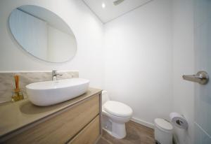 Luxury 2 Bedroom Highrise Apt 5 Min from Provenza