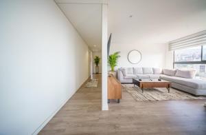 Luxury 2 Bedroom Highrise Apt 5 Min from Provenza