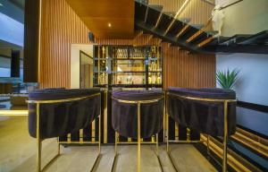 Luxury Mansion 8 Bed, Heated Pool, Jacuzzi & Gym