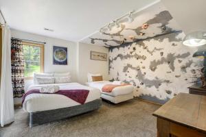 Fallsview Cabin Forest Escape w Rustic Charm