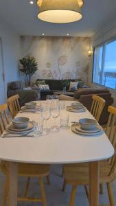 Beautiful beachfront apartment, 180d sea and cliff view