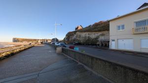 Appartements Beautiful beachfront apartment, 180d sea and cliff view : photos des chambres