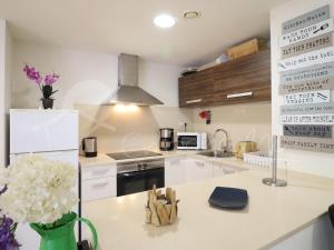 Alquiler de apartamento moderno de 2 dormitorios con jardín privado, - ES-366-7