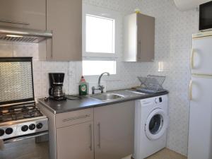 Apartamento económico cerca de la playa, con terraza y parking en LEstartit - ES-323-48