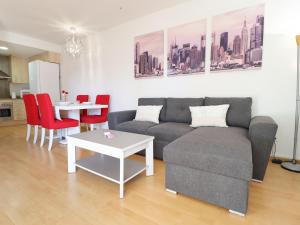 Alquiler Apartamento en Residencial Porto Marina,Roses, para los amantes de la bicicleta, el running, los paseos, el sol y el relax junto a la piscina, un entorno de parques naturales, playas y ambiente vacacional - ES-366-1