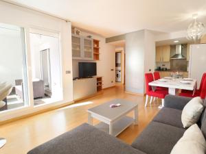 Alquiler Apartamento en Residencial Porto Marina,Roses, para los amantes de la bicicleta, el running, los paseos, el sol y el relax junto a la piscina, un entorno de parques naturales, playas y ambiente vacacional - ES-366-1