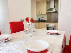 Alquiler Apartamento en Residencial Porto Marina,Roses, para los amantes de la bicicleta, el running, los paseos, el sol y el relax junto a la piscina, un entorno de parques naturales, playas y ambiente vacacional - ES-366-1