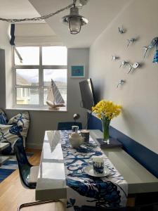 Shorebird central apartment, sea views & parking