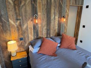 Luxury Spa Cabin with Outdoor Bath, Sauna & Fireplace