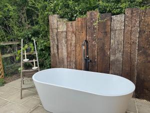 Luxury Spa Cabin with Outdoor Bath, Sauna & Fireplace