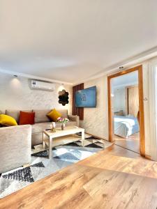 C2, Modern Charm apartment Facing Carrousel with Ocean View