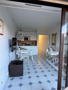 Studio with terrace in the center with AC