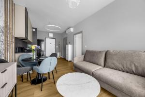 Ochota Apt - Parking, Balcony, AC - by Rentujemy