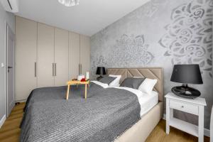 Ochota Apt - Parking, Balcony, AC - by Rentujemy