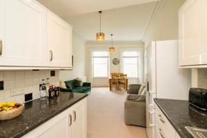 Stylish 3 Bed New Town Apartment - Traquair