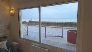 Appartements Beautiful beachfront apartment, 180d sea and cliff view : photos des chambres