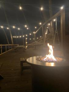 Chalet Getaway, Hot Tub, Pet Friendly!