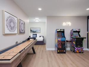 Pickleball-Basketball-HeatedPool-Spa-2 Primary BRs