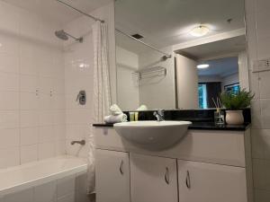 Stylish City Stay in Parramatta Pool , Parking