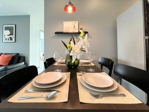 Stylish 2BR City View - BTS St.Louis - Ultra Fast Wifi