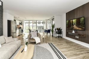 Posh 2BR Retreat Gym, Prkng and Scenic Rooftop