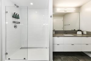 Posh 2BR Retreat Gym, Prkng and Scenic Rooftop