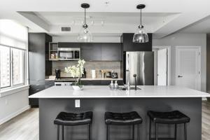 2BR Urban Retreat Gym Parkng and Scenic Rooftop