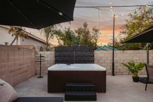 Lightsaber Lounge-Hot Tub-Billiards-10mnstoDisney