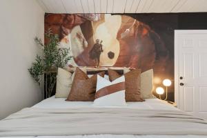 Lightsaber Lounge-Hot Tub-Billiards-10mnstoDisney