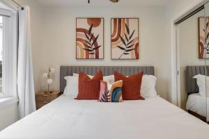 Stunning Retro Beach Oasis, Dual Living, Pool