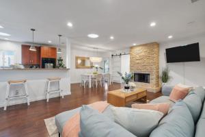 Coastal Lagoon - Pool Heating - Games - Air Hockey